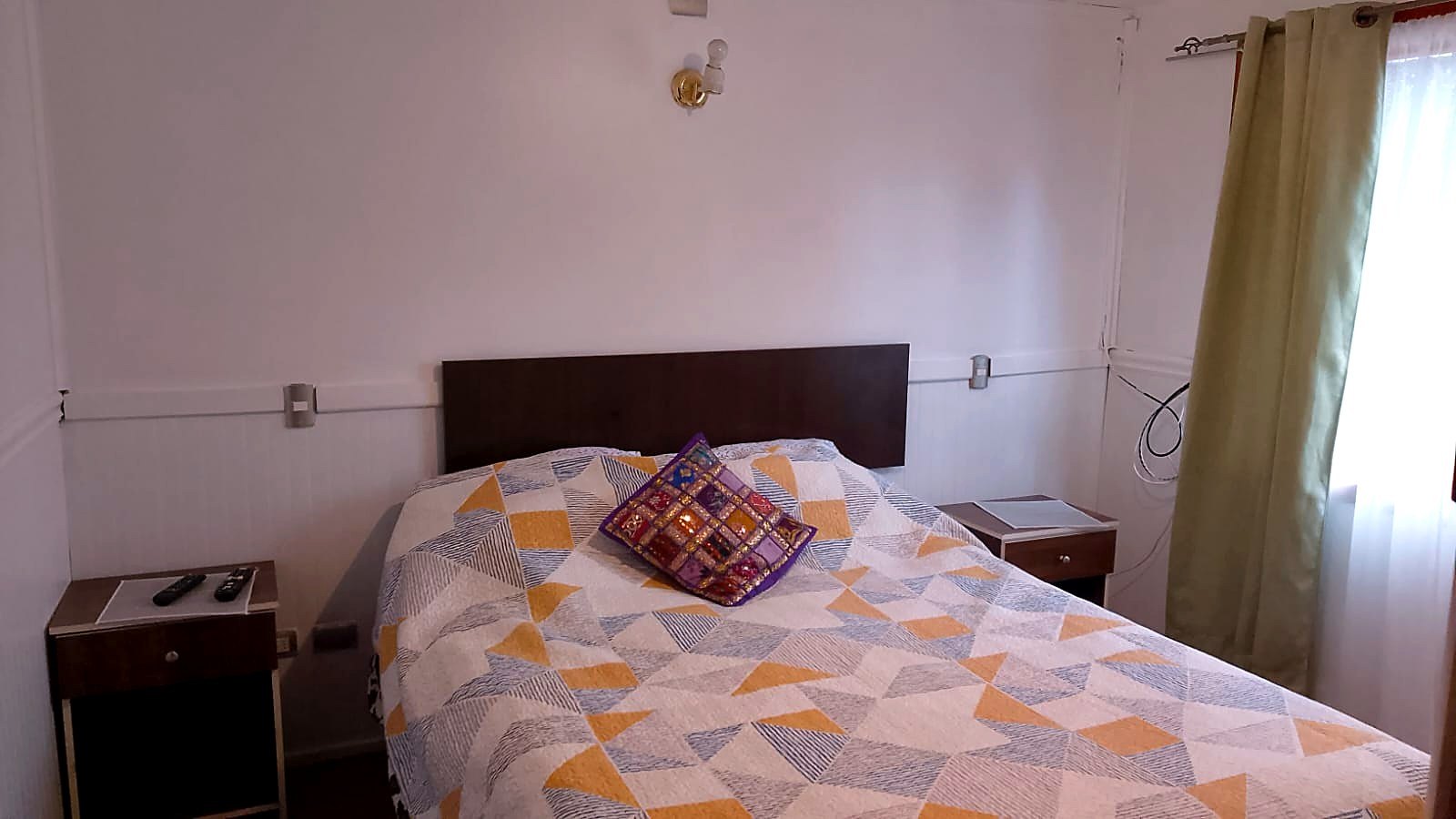 Dormitorio con cama matrimonial