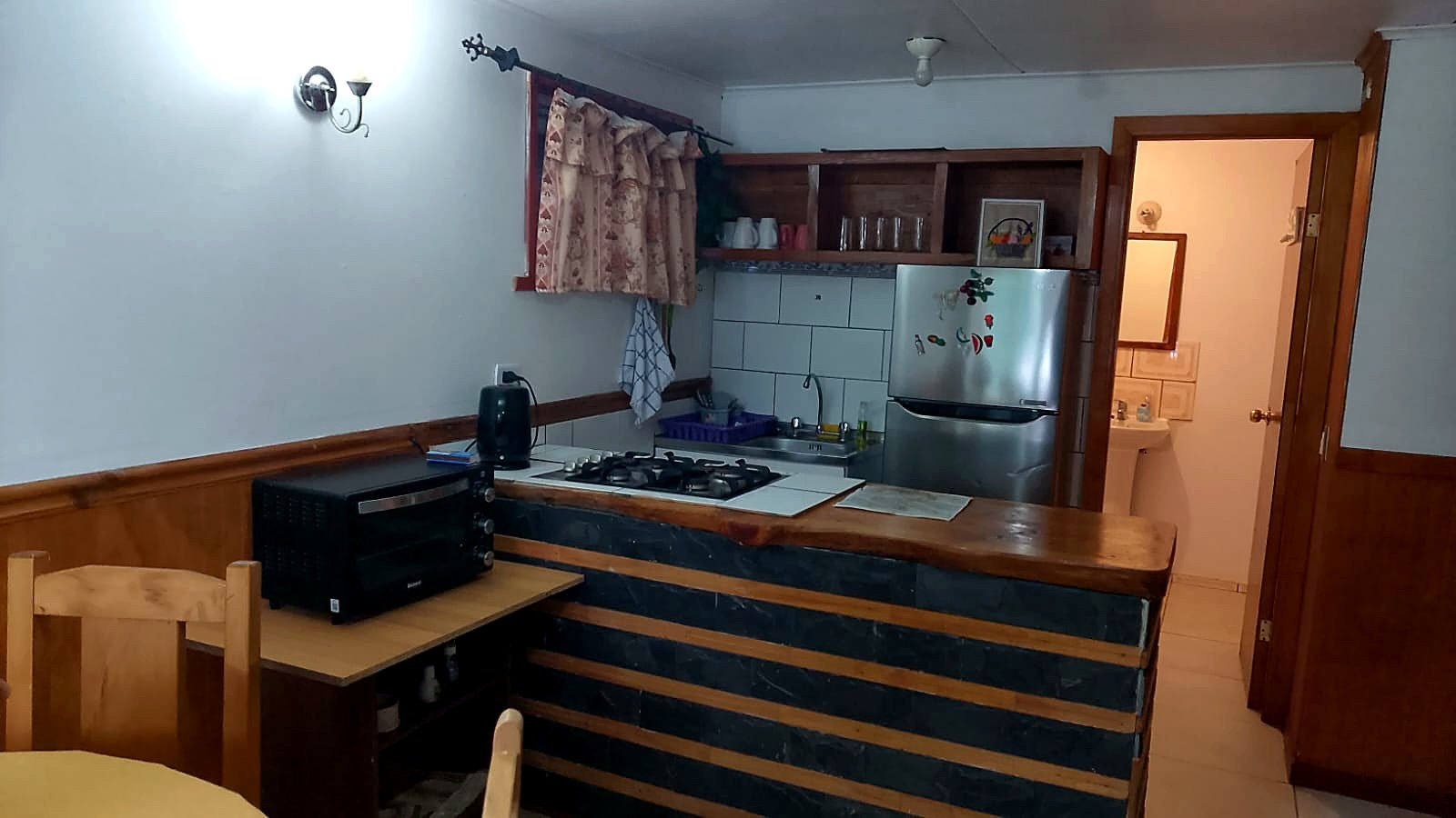 Cocina equipada con refrigerador y horno